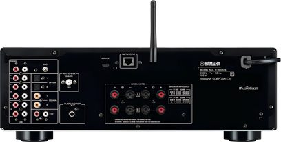 Ampli hi-fi stereo Yamaha R-N600A črna, kovinska ohišja, pogled z zadnje strani, RCA, optični/koaksialni, RJ45 in priključki za zvočnike A/B