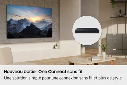 Schwarzer Samsung Flachbildfernseher mit ultrafinem Metallrahmen und Glasdisplay, frontale Wandansicht in einem Wohnzimmer, kabellose schwarze One Connect Box rechts als Medaillon abgebildet