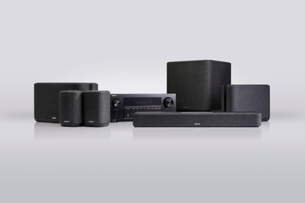 Czarny zestaw kina domowego Denon z amplitunerem AV, soundbarem, subwooferami i głośnikami surround