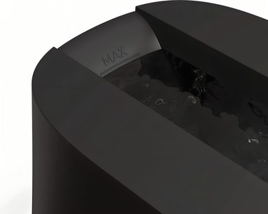 Sort pladevaskemaskine set i nærbillede af vandbeholderen med indgraveret MAX-markering