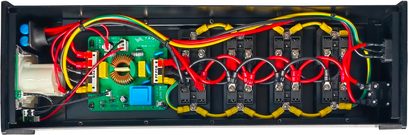 Taga Harmony PF-1000 v.2 strømskinne, sort metalkabinet, indvendig topview med grøn PCB, spole, rød/gul kabler