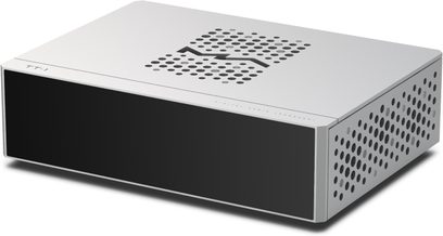 Matrix Audio TT‑1 Digital-Transport aus mattsilbernem Aluminium, glatte schwarze Front, S-förmiges Lüftungsmuster auf der Oberseite, seitliche Lochgitter, Dreiviertel-Frontansicht