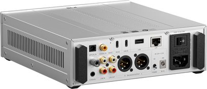 Preamplificator pentru căști FiiO K15 argintiu metalic, vedere din spate, porturi XLR, RCA, optic, USB-A/C, intrare de 4,4 mm, priză IEC