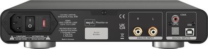 Czarny przedwzmacniacz słuchawkowy hi-fi SPL Phonitor SE widziany od tyłu z analogowymi złączami RCA, wejściami cyfrowymi USB, optycznym i koncentrycznym, wyłącznikiem zasilania, przełącznikiem napięcia i gniazdem bezpiecznika