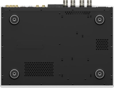 Integrert hi-fi stereoforsterker Matrix Audio MD-1 i svart metall, sett fra undersiden, rektangulært chassis med fire sirkulære sølvfargede føtter, perforerte ventilasjonsrister og synlige skruer