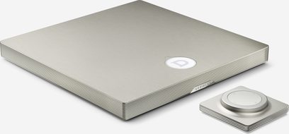 Stereo forforstærker DEVIALET Astra Solo, perspektivvisning, rektangulært sølvfarvet kabinet, cirkulært logo på toppen, separat kontrolknap
