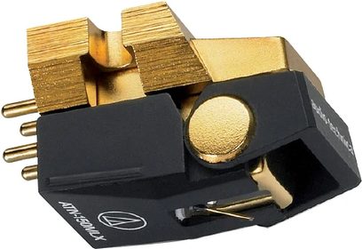 Nærbillede ovenfra af den sorte og guldfarvede Audio Technica AT-150MLX pladespillercelle med synlig tonarm og nål