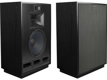 Coppia di diffusori da pavimento Klipsch Cornwall IV neri con cabinet in legno venato, vista tre quarti anteriore: uno senza griglia che mostra il trombino angolare, il grande woofer e le tre porte rettangolari, l’altro con griglia in tessuto grigio