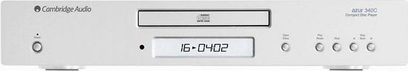 Afdæmpet front på en Cambridge Audio 340C CD-afspiller i metallisk grå med display, skuffe, knapper og hovedtelefonstik