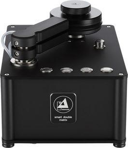 ClearAudio Smart juodos spalvos dviejų matricų indų plovimo mašina plokštelėms, su dvigubu svirtele ir metaliniais mygtukais, matoma trijų ketvirčių priekiniu rakursu
