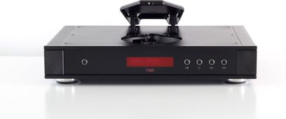 Rega Saturn MK3 sort CD-afspiller, frontvisning med rødt display, knapper og lukket CD-skuffe, på rektangulær base