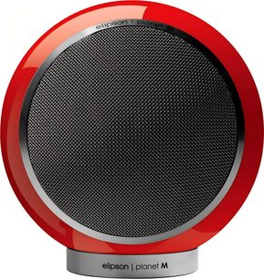 Kompatní hi-fi reproduktor Elipson Planet M ve sférickém tvaru s červeným lakovým povrchem, kruhovou tmavě šedou kovovou mřížkou obklopenou stříbrným kroužkem, umístěný na sladěném válcovém podstavci, pohled zepředu