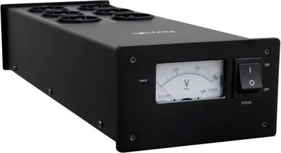 Multiprise Taga Harmony PF-600 (2022) sort, forfra, med 6 stik, on/off-kontakt, analogt voltmeter