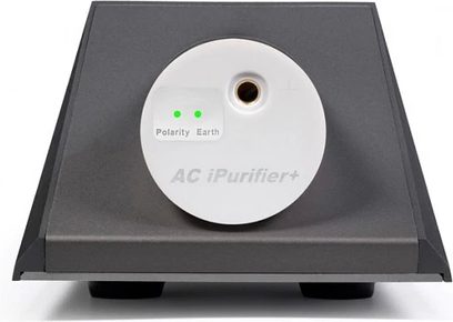iFi Audio AC iPurifier+ Schwarz, Draufsicht, mit einer weißen Zentraltaste, umgeben von 3 grünen LED-Leuchten