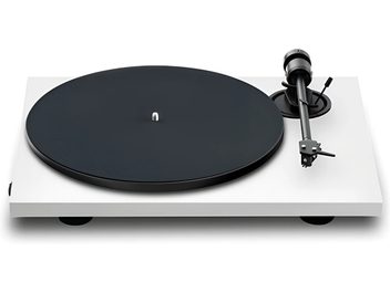 Pro-Ject E1.2 vit vinylspelare, ovanifrån, svart tallrik och svart tonarm på vit sockel