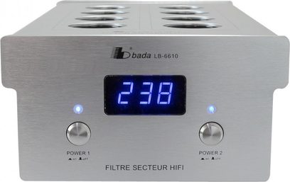 Multiprise Bada LB-6610 plateada, vista frontal, con 6 tomas, 2 botones, pantalla digital azul "238", filtro de línea HiFi
