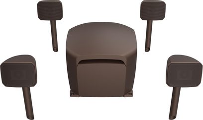 Lauko garsiakalbiai Klipsch Courtyard 4.1, rudos plastiko spalvos, keturi palydoviniai ant kuoliukų ir centrinis žemų dažnių garsiakalbis, vaizdas iš priekio