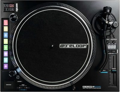 Reloop RP 8000 MK2 melna vinila plates, skats no augšas, plates, tonarmas, vadības elementi, digitālais displejs, padi