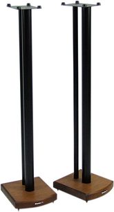 Stojany na reproduktory Atacama Audio Moseco 10 bambus dark, 3 černé sloupky na tmavě dřevěných čtvercových podstavcích, pohled zepředu