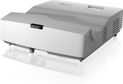 Optoma HD35UST hvid videoprojektor, trekvart bagudvendt visning, ventilationsgitre, bagside tilslutninger