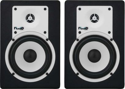 Dva monitorovací reproduktory Fluid Audio C5 BT v černobílém provedení, pohled zepředu, černé mřížky, viditelný tweeter a woofer