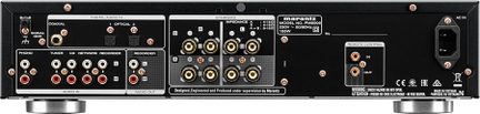 Vedere din spate a unui amplificator audio Marantz cu intrări/ieșiri audio analogice și digitale, în prim-plan