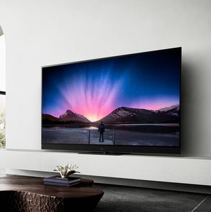 Panasonic TX-77LZ2000E-fladskærm, der viser et rosa og blåt nordlys over en frossen sø og sneklædte bjerge, set forfra