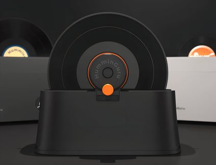 Sort vinylrensningsmaskine med isat 33-omdrejningsplade, set forfra, orange detaljer