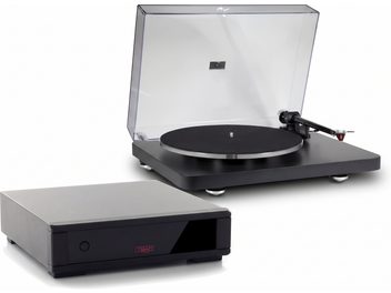 Sort Rega-vinylpladespiller med gennemsigtigt låg og separat sølv- og sort strømforsyningsboks