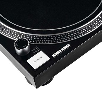 Augstās izšķirtspējas hi-fi vinila plates atskaņotājs Reloop RP 2000 MK2 melns, tuvplāns no augšas uz plati, tās toni un vadības