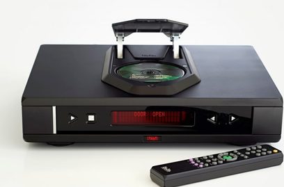 Rega Isis CDP schwarzer CD-Player, Frontansicht, mit roter Anzeige, geöffnetem CD-Fach, schwarze Fernbedienung im Vordergrund
