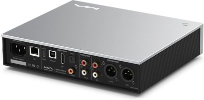 Matrix Audio Mini‑i Pro 4 netværksafspiller i sølvfarvet aluminium, set bagfra i trekvart vinkel, fladt kabinet i børstet metal med sorte rillede sider og komplet bagtilslutning inklusive IEC-stik, RJ45-port, USB‑C, optiske og koaksiale indgange, RCA-par og XLR-udgange