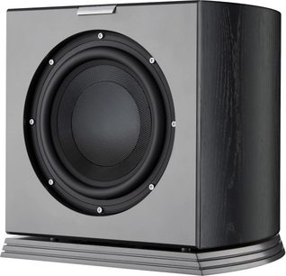 Subwoofer AudioVector RSUB Arreté negro, caja de madera con vetas visibles y frontal mate, gran altavoz circular a la vista con seis tornillos y base perfilada, presentado en vista frontal tres cuartos