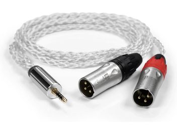Cavo bilanciato per cuffie iFi Audio 4.4MM a XLR, guaina intrecciata bianca traslucida, connettore 4,4 mm placcato oro e due XLR maschi argentati in metallo con manicotti nero e rosso, vista in prospettiva