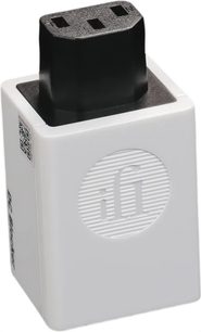 Bílý plastový síťový kondicionér iFi Audio DC Blocker+ s obdélníkovým pouzdrem zobrazeným v tříčtvrteční perspektivě, s černým IEC konektorem na horní straně a reliéfním kruhovým logem na přední straně