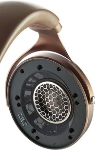 Căști hi-fi deschise Focal Clear MG, vedere apropiată a profilului căștii drepte, arătând difuzorul în formă de fagure de miere