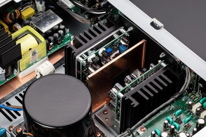Indvendigt syn af en sort Marantz Model 30 stereo hi-fi-forstærker, der viser de elektroniske komponenter på et printplade