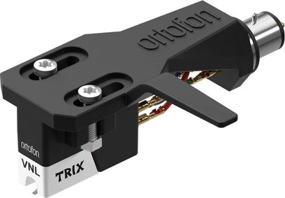 Ortofoni VNL TRIX kassett SH-2 headshell’il eelpaigaldatuna, must ja hõbedane, metall ja plast, 3/4 vaade, hoob ja 2 kruvi