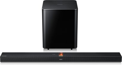 Sort Samsung HW-F750 soundbar, set forfra, med rektangulær sort baskabin stillet lodret til højre