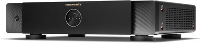Juodas Marantz Model M4 stereo hi-fi stiprintuvas su minimalistiniu priekiniu skydeliu, centriniu zonų selektoriumi ir dešinėje pusėje esančiomis ventiliacijos grotelėmis