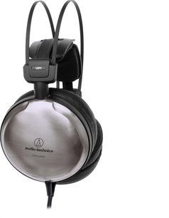 Słuchawki przewodowe Audio Technica ATH-A2000Z w zbliżeniu bocznym, lewy nausznik w srebrnym metalu szczotkowanym z logo, podwójne czarne pałąki i grube poduszki z ekoskóry w kolorze czarnym