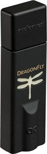 USB-lydkonverter Audioquest DragonFly Black, set forfra, i blankt sort plastik, med sølvfarvet libelle-logo