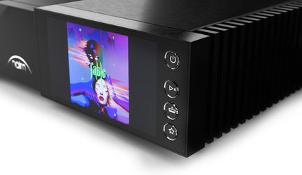 Czytnik audio hi-fi w czarnym, szczotkowanym metalu, widok z trzech czwartych, kolorowy wyświetlacz z okładką, 4 okrągłe przyciski, żeberka chłodzące