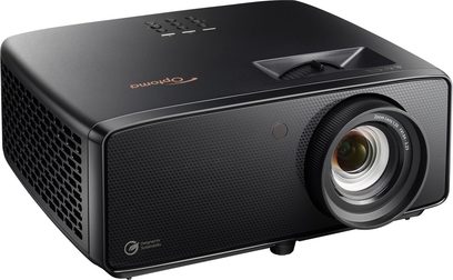 černý projektor Optoma s velkým předním objektivem a bočními ventilačními mřížkami, pohled z poloprofilu