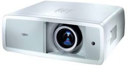 Sanyo PLV-Z2000 hvid videoprojektor, set forfra, sort objektiv med blå linse i midten