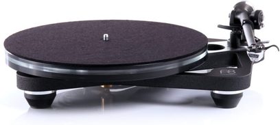 Rega Planar 8 mat sort pladespiller, glasplade, tonarm, pickup, koniske fødder, set fra en trekvart forside vinkel