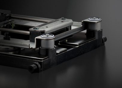 Cititor CD de înaltă fidelitate Accuphase DP-570, vedere de aproape, structură metalică, componente mecanice vizibile