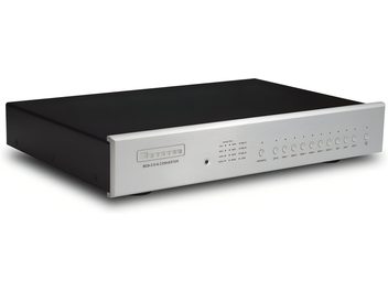 Bryston BDA-3 DAC-konverter set i trekvart profil, sølvfarvet aluminiumsfront med række af indikatorlamper og knapper