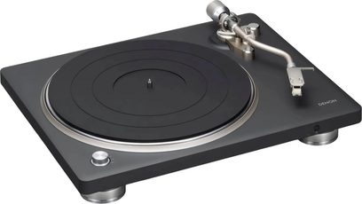 Черен грамофон Denon DP-500BT, изглед от три четвърти, с диск със сребрист кант и S-образно рамо