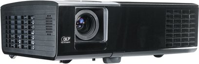 Optoma EP763 sort videoprojektor, forside med linse, ventilationsriste og kontrolpanel, set fra tre kvarter vinkel